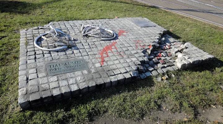 Masakra na placu Tian'anmen (1989) - krwawe stłumienie protestów