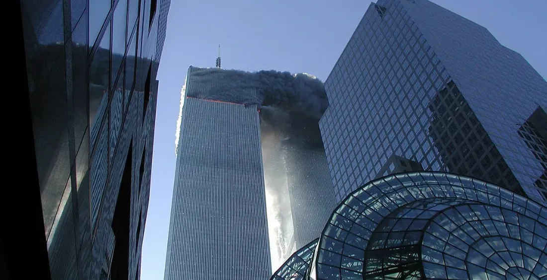 Widok na Nowy Jork z północnego zachodu, ukazujący miejsce ataków na World Trade Center 11 września 2001 roku.