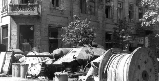 powstanie warszawskie: barykada na ulicy Szpitalnej ze zdobytym niemieckim niszczycielem czołgów Jagdpanzer 38 t "Hetzer".