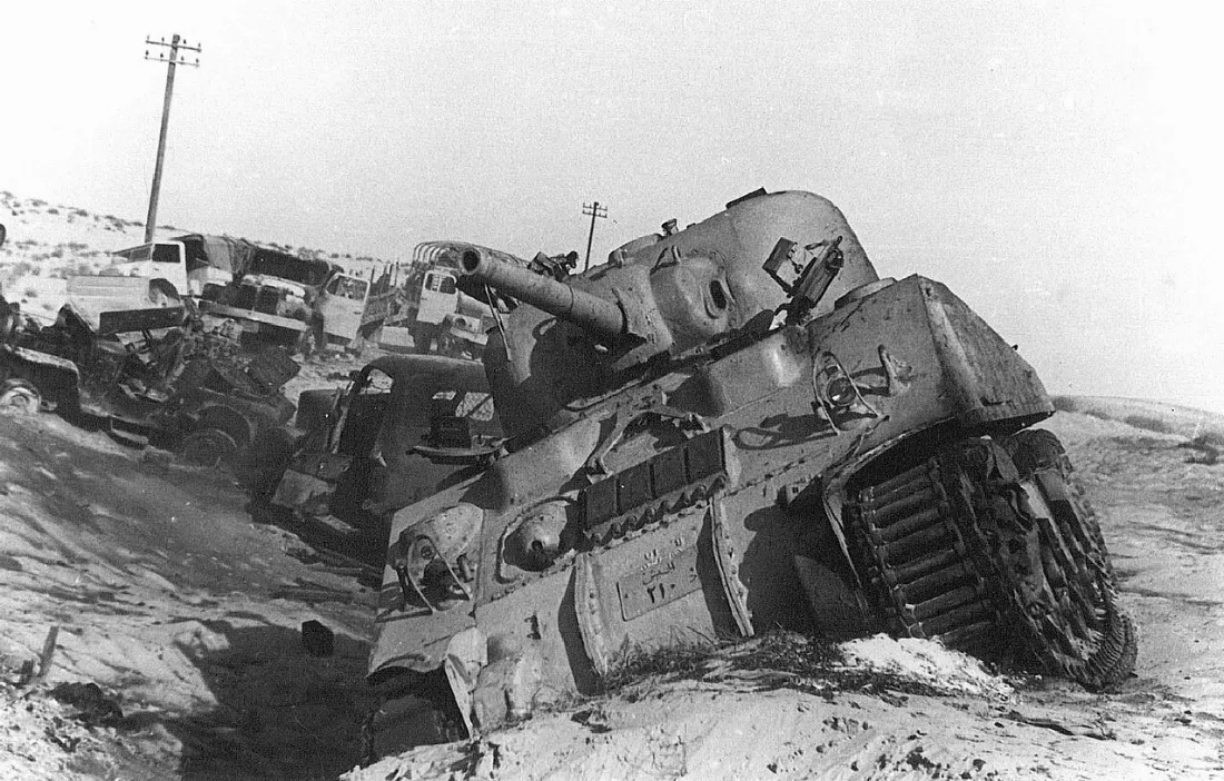 Uszkodzony czołg M-4 Sherman i pojazdy podczas wojny synajskiej w 1956 roku.