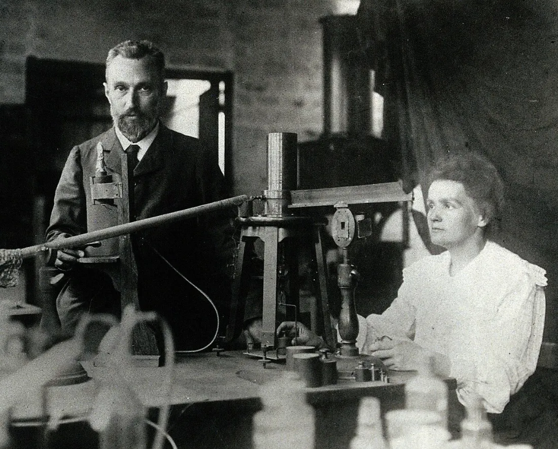 Maria i Piotr Curie w laboratorium podczas badań nad radioaktywnością