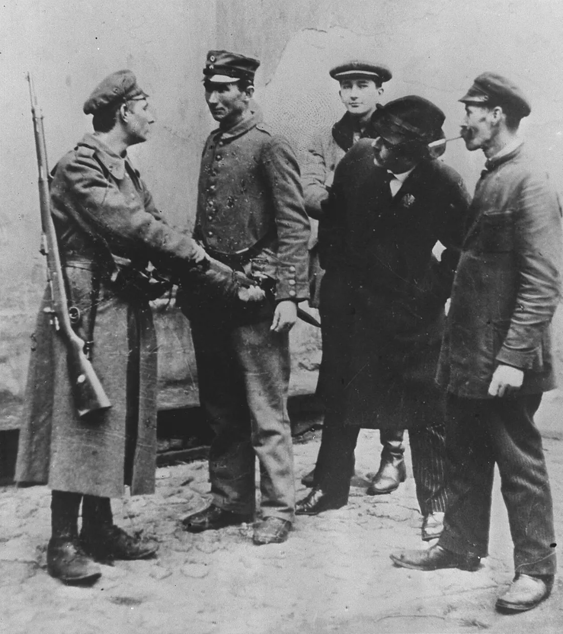 Rozbrajanie żołnierzy armii niemieckiej przez polskich żołnierzy w Warszawie w listopadzie 1918 roku.