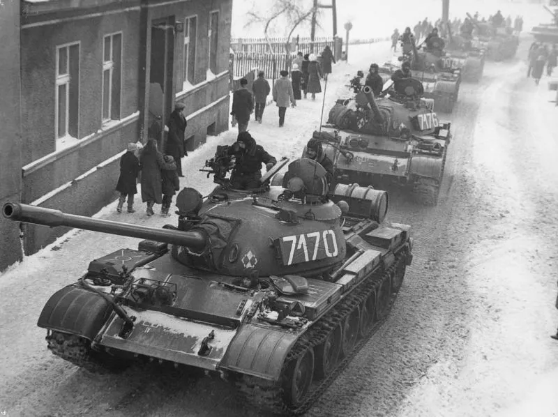 Czołg T-55A na ulicach Zbąszynia podczas trwania stanu wojennego