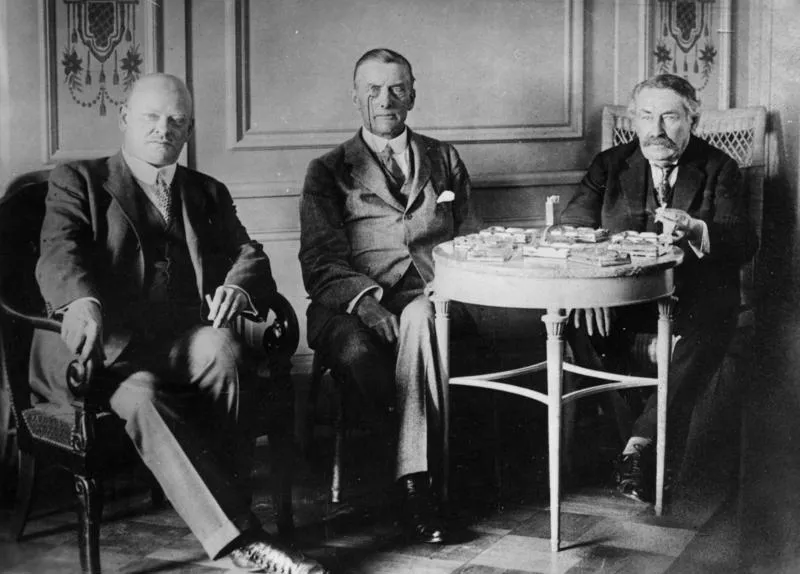 Gustav Stresemann, Austen Chamberlain i Aristide Briand podczas rokowań w Locarno w 1925 roku