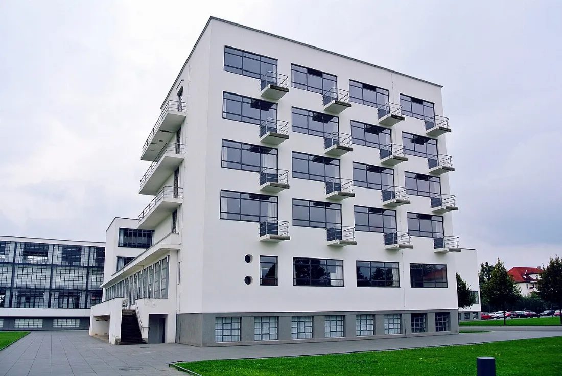 Budynek Bauhaus w Dessau, zaprojektowany przez Waltera Gropiusa.
