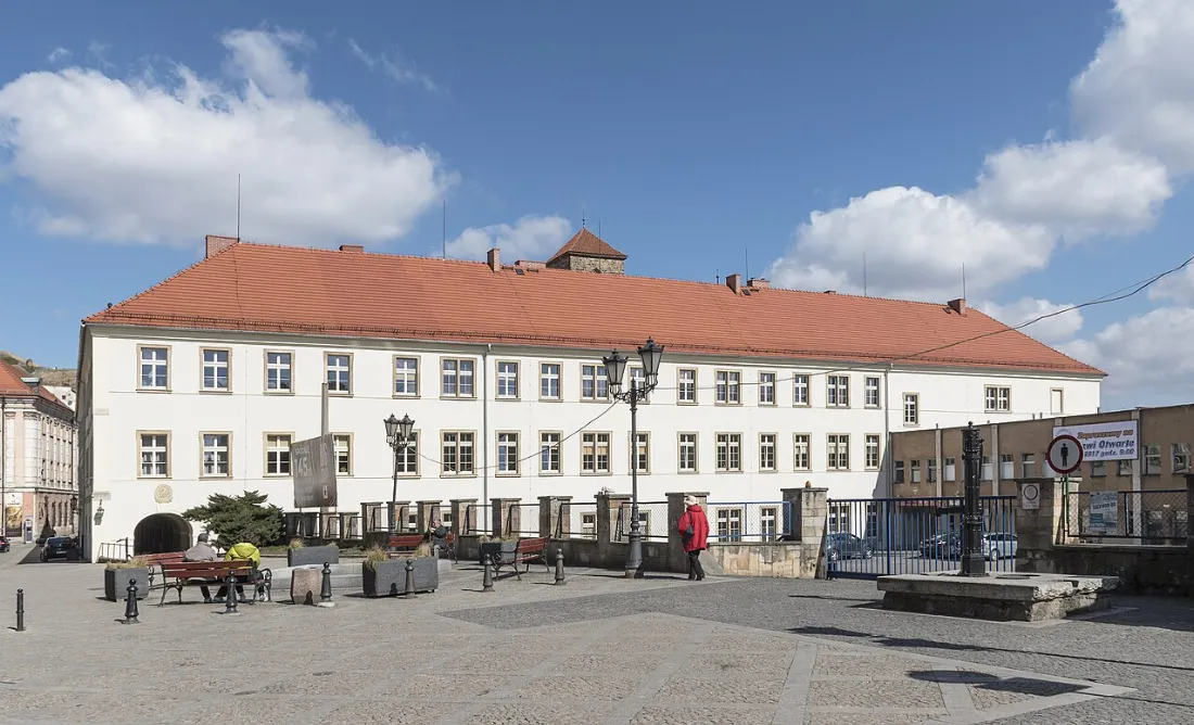 Dawne kolegium jezuickie w Kłodzku, przykład architektury związanej z działalnością zakonu.